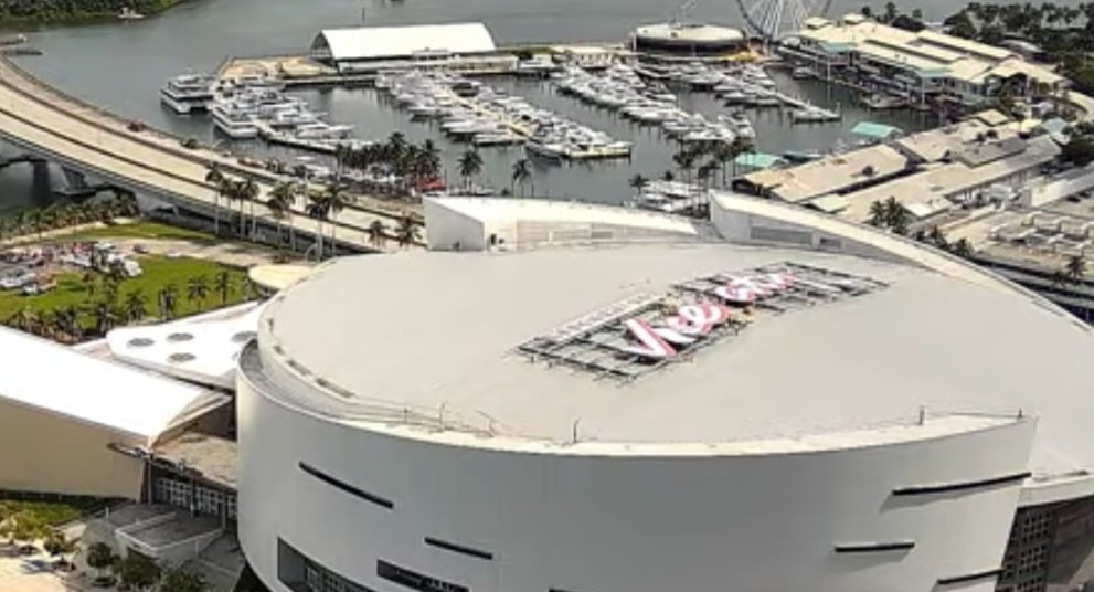 KloonOff's tweet photo. L'installation Welcome to Vice City pour GTA 6 sur le Kaseya Center est quasiment terminée ! https://t.co/bljVZBMjv7