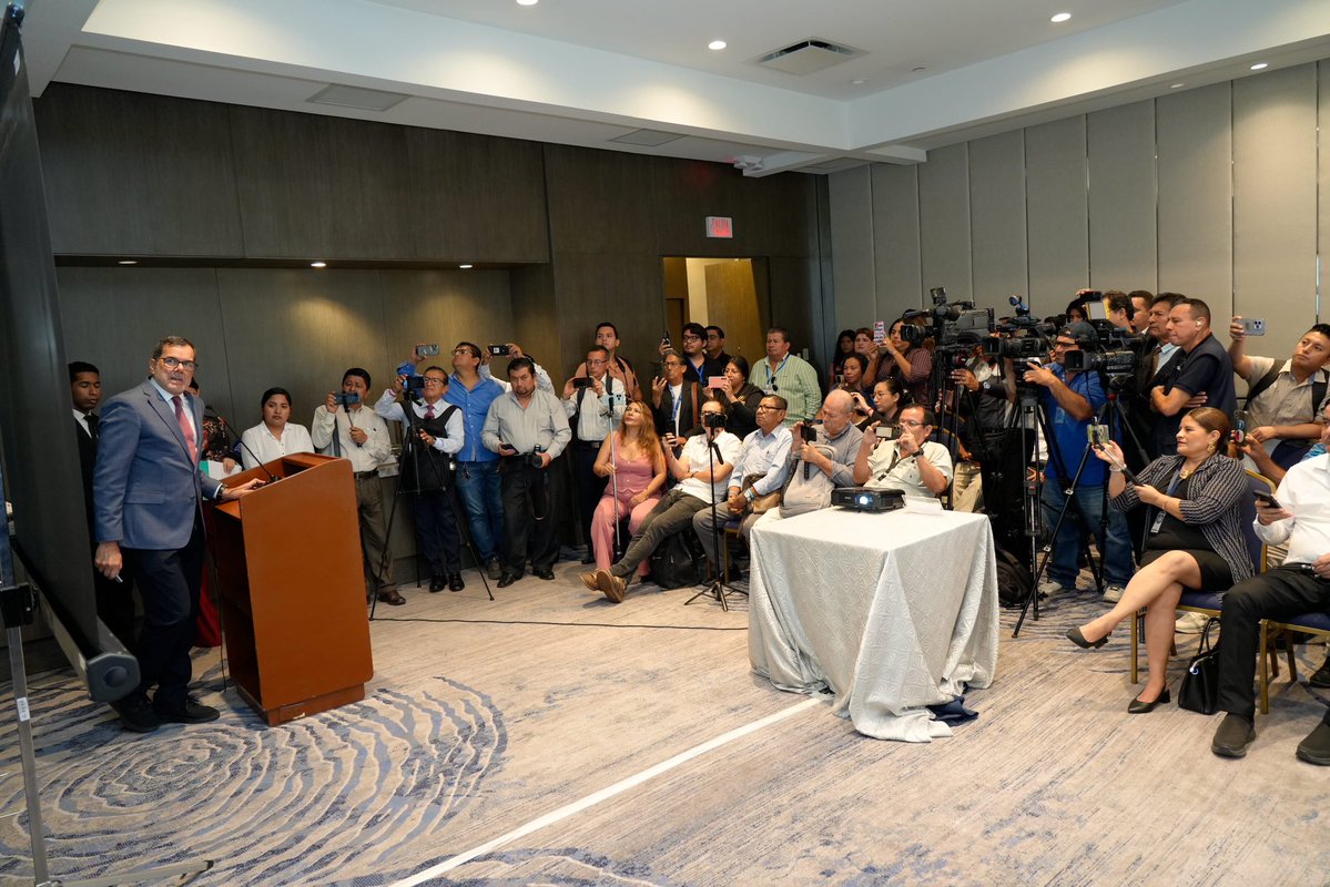 BanEcuadorBP's tweet photo. En el lanzamiento de ExpoCampo Sierra 2026, @eduardopenah, presidente del Directorio, presentó el crédito #SemillaSegura, una alternativa de financiamiento para fortalecer al sector agrícola.

👉🏻 Impulsamos el uso de semillas certificadas 
👉🏻 Fortalecemos la productividad https://t.co/nxBzh4pvEG