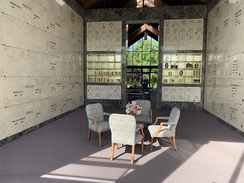 SwiftieESPN's tweet photo. Am I dumb or is she in a mausoleum? https://t.co/bnRoq1FV5w