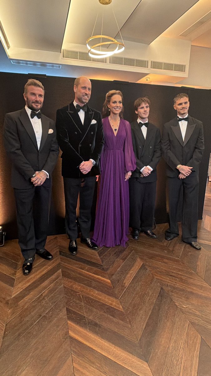 RE_DailyMail's tweet photo. A few old friends turned up tonight to join the Prince and Princess of Wales - David Beckham with sons Cruz and Romeo https://t.co/azPGsVDHjb