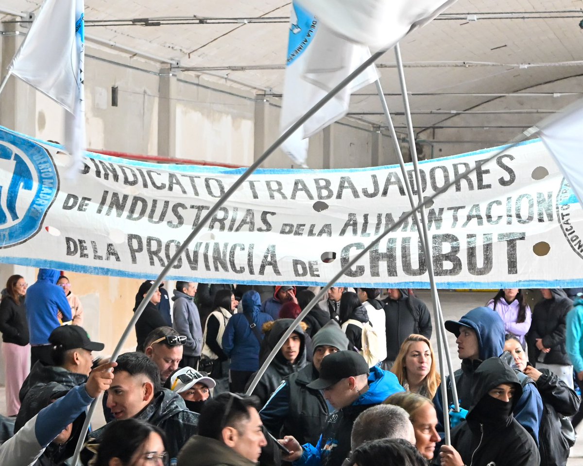gerardomerinotw's tweet photo. LA ZONA FRANCA EMPIEZA A GENERAR TRABAJO EN TRELEW

Hace dos meses recibí en el despacho a un empresario que quería instalar su pesquera en Trelew. Nos pusimos en contacto con el Gobierno Provincial, se encontró el lugar y hoy la planta ya se está construyendo. 
La obra ya está generando trabajo y, cuando la planta esté funcionando, se proyectan más de 120 puestos de trabajo.

Estamos trabajamos junto al gobernador @NachoTorresCH para generar las condiciones y acompañar a quienes quieren invertir y producir acá. La Zona Franca nos abre una oportunidad para recuperar el movimiento de nuestro Parque Industrial, sumar inversiones y agregar valor en Trelew a los recursos que tenemos en Chubut.