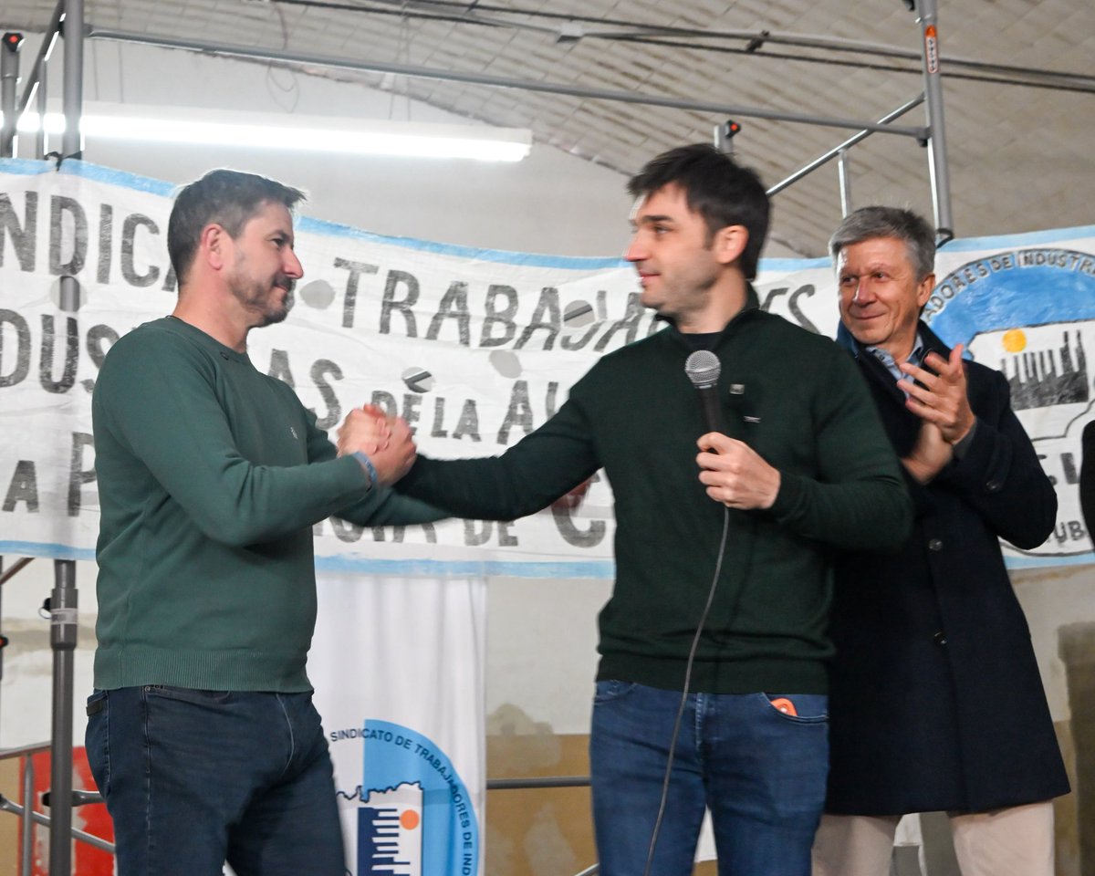 gerardomerinotw's tweet photo. LA ZONA FRANCA EMPIEZA A GENERAR TRABAJO EN TRELEW

Hace dos meses recibí en el despacho a un empresario que quería instalar su pesquera en Trelew. Nos pusimos en contacto con el Gobierno Provincial, se encontró el lugar y hoy la planta ya se está construyendo. 
La obra ya está generando trabajo y, cuando la planta esté funcionando, se proyectan más de 120 puestos de trabajo.

Estamos trabajamos junto al gobernador @NachoTorresCH para generar las condiciones y acompañar a quienes quieren invertir y producir acá. La Zona Franca nos abre una oportunidad para recuperar el movimiento de nuestro Parque Industrial, sumar inversiones y agregar valor en Trelew a los recursos que tenemos en Chubut.