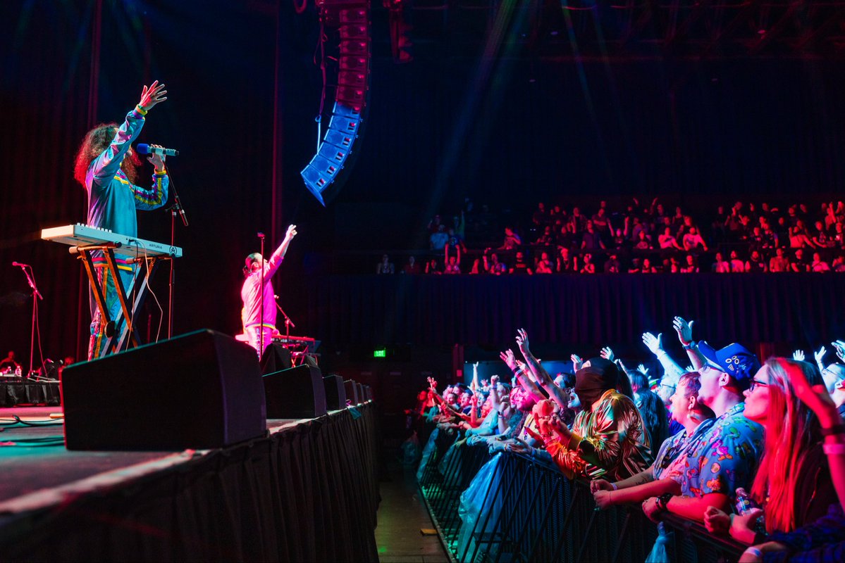 starbomb's tweet photo. Denver you TOOK OUR BREATH AWAY!!!!!! quack quack quack https://t.co/YaCA4W6Kqp