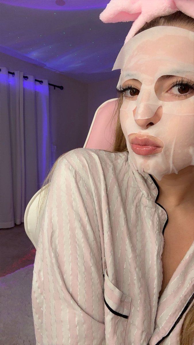 ilyzoeyyyy's tweet photo. Ugh I need dick rn https://t.co/kSkTKcmdA0