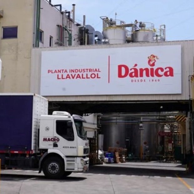 clarincom's tweet photo. DÁNICA CIERRA SU PLANTA DE LLAVALLOL Y TERCERIZARÁ LA PRODUCCIÓN

Cerrará definitivamente el 30 de septiembre su histórica fábrica de Llavallol y tercerizará la producción, una decisión que afecta a 30 trabajadores. La planta, inaugurada en 1939, funcionaba con actividad reducida desde enero de 2025. 

El sindicato aceitero denunció que los empleados no pueden ingresar al establecimiento y solicitó una audiencia al Ministerio de Trabajo bonaerense. La empresa informó que pagará los salarios hasta fin de mes y las indemnizaciones correspondientes.

(+) en Clarín: https://t.co/52NDYkx7Yj