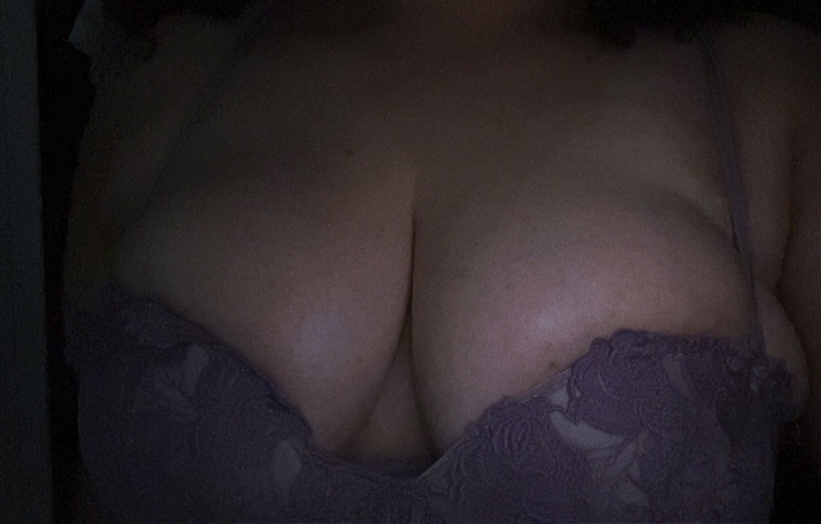 chunkyjugz's tweet photo. Exactly like it’s titty tuesday !! https://t.co/B4AlxvXYUq