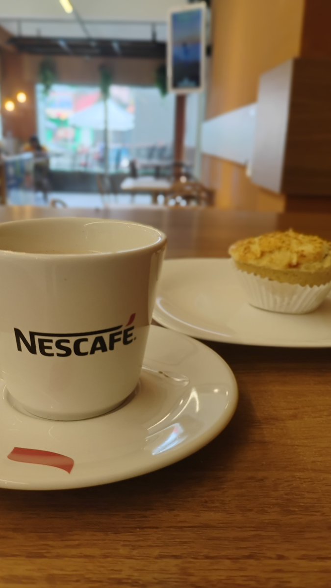 diegovican's tweet photo. Larguei da firma uns minutos mais cedo. Já fui na padaria comprar o pão, depois  noutra loja garanti a barra de queijo coalho novinho que chegou hoje do agreste. Como faltam 20 minutos pras crianças largarem, vim tomar meu cafezin com uma empada saída do forno. A vida é boa! https://t.co/FK9MIRy151