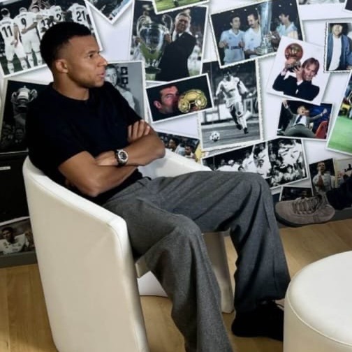MadridXtra's tweet photo. 🚨 Kylian Mbappé points to pictures of Cristiano Ronaldo holding the Ballon d'Or on Real Madrid's wall of photographs:

"Maybe my picture will be here soon, who knows? IT'S TIME! IT'S TIME! Maybe this year is a good year for that!" @TheAthleticFC https://t.co/c2HkPMdyGu