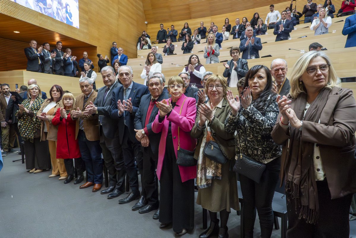FacuTorresLima's tweet photo. Hoy, en la sesión especial por los 25 años de la Reforma Constitucional de 2001, tuvimos el honor de compartir el recinto con protagonistas de aquel proceso que marcó un antes y un después en la vida institucional de Córdoba.

Mi reconocimiento a quienes, en un contexto difícil para nuestro país, asumieron la responsabilidad de debatir, construir acuerdos y llevar adelante una reforma que transformó nuestra Legislatura. Su trabajo nos recuerda que la política tiene la capacidad de convertir el mandato popular en decisiones que perduran.

Como expresé hoy, el voto de los cordobeses es la fuente de legitimidad de quienes ocupamos estas bancas, tanto de las mayorías como de las minorías. Pensar distinto no nos convierte en enemigos: nos exige debatir con respeto y defender las instituciones que nos representan a todos.

Honrar a quienes hicieron posible aquella reforma es también asumir esa responsabilidad en el presente y de cara al futuro de Córdoba.