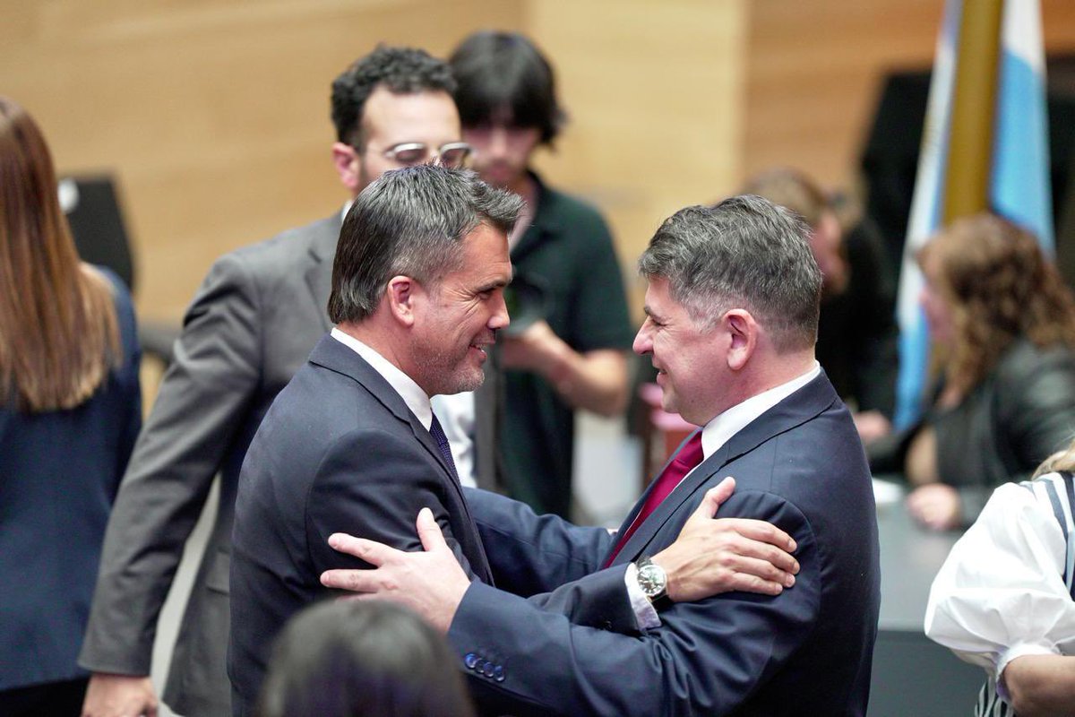FacuTorresLima's tweet photo. Hoy, en la sesión especial por los 25 años de la Reforma Constitucional de 2001, tuvimos el honor de compartir el recinto con protagonistas de aquel proceso que marcó un antes y un después en la vida institucional de Córdoba.

Mi reconocimiento a quienes, en un contexto difícil para nuestro país, asumieron la responsabilidad de debatir, construir acuerdos y llevar adelante una reforma que transformó nuestra Legislatura. Su trabajo nos recuerda que la política tiene la capacidad de convertir el mandato popular en decisiones que perduran.

Como expresé hoy, el voto de los cordobeses es la fuente de legitimidad de quienes ocupamos estas bancas, tanto de las mayorías como de las minorías. Pensar distinto no nos convierte en enemigos: nos exige debatir con respeto y defender las instituciones que nos representan a todos.

Honrar a quienes hicieron posible aquella reforma es también asumir esa responsabilidad en el presente y de cara al futuro de Córdoba.