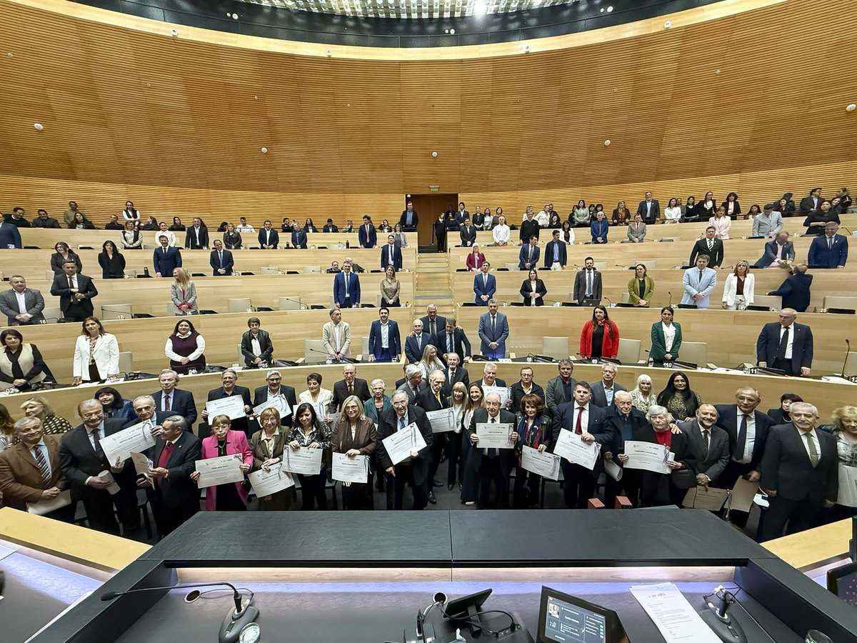 FacuTorresLima's tweet photo. Hoy, en la sesión especial por los 25 años de la Reforma Constitucional de 2001, tuvimos el honor de compartir el recinto con protagonistas de aquel proceso que marcó un antes y un después en la vida institucional de Córdoba.

Mi reconocimiento a quienes, en un contexto difícil para nuestro país, asumieron la responsabilidad de debatir, construir acuerdos y llevar adelante una reforma que transformó nuestra Legislatura. Su trabajo nos recuerda que la política tiene la capacidad de convertir el mandato popular en decisiones que perduran.

Como expresé hoy, el voto de los cordobeses es la fuente de legitimidad de quienes ocupamos estas bancas, tanto de las mayorías como de las minorías. Pensar distinto no nos convierte en enemigos: nos exige debatir con respeto y defender las instituciones que nos representan a todos.

Honrar a quienes hicieron posible aquella reforma es también asumir esa responsabilidad en el presente y de cara al futuro de Córdoba.