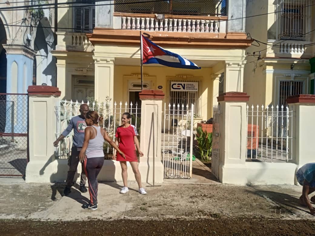 YanetHzP25's tweet photo. Mi barrio por la Patria en Calzada , municipio Plaza en  #LaHabanaViveEnMí, se solucionan planteamientos realizados por la población. https://t.co/fEPBFTBQGV
