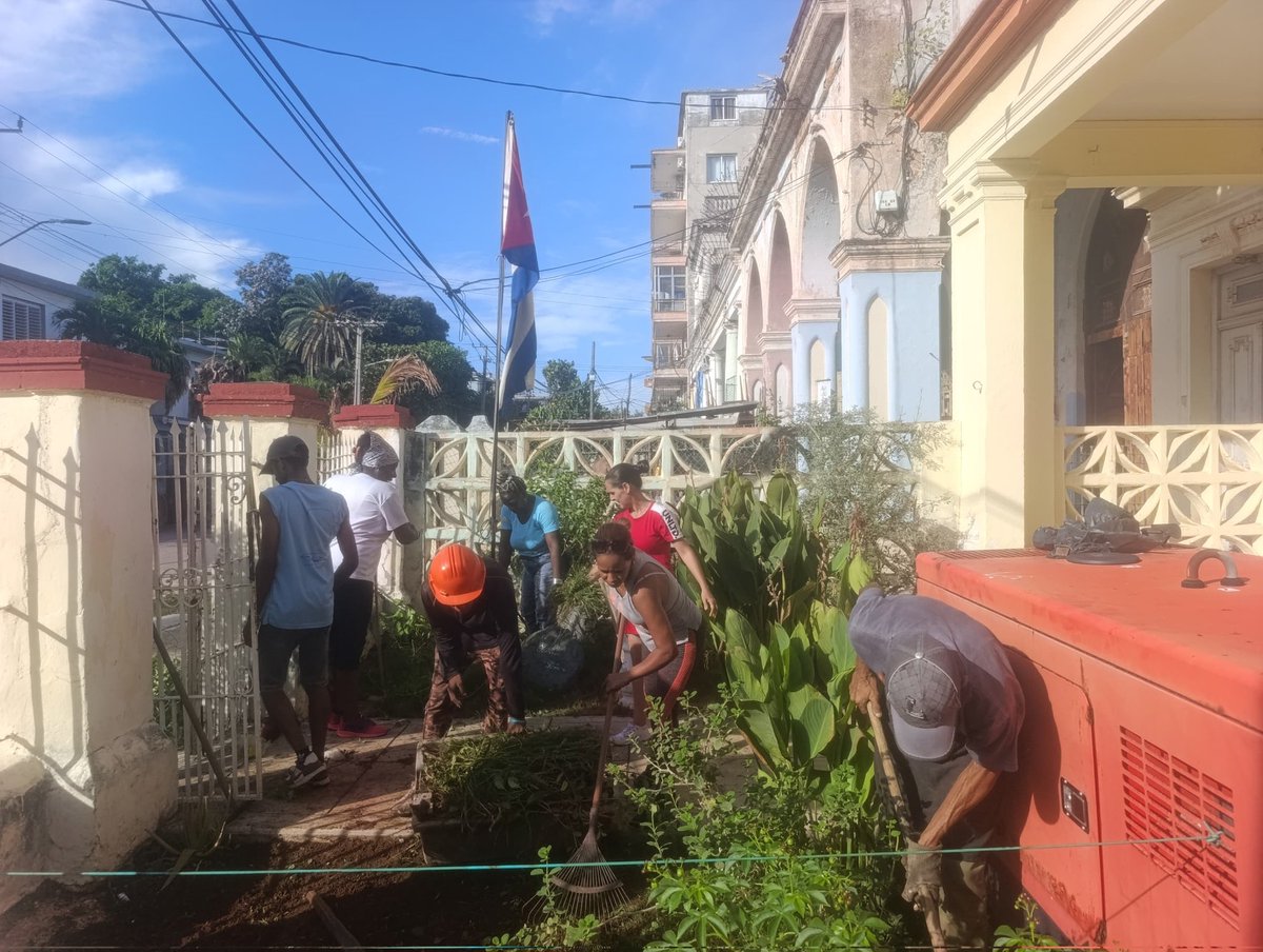 YanetHzP25's tweet photo. Mi barrio por la Patria en Calzada , municipio Plaza en  #LaHabanaViveEnMí, se solucionan planteamientos realizados por la población. https://t.co/fEPBFTBQGV