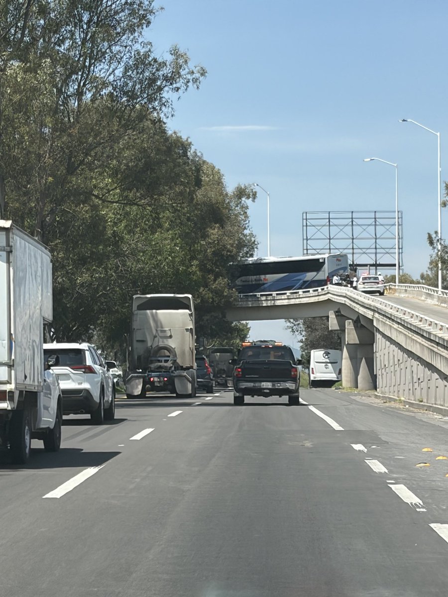 ChilangaMiss's tweet photo. @Omnibus_oficial  por lo visto sus choferes están pendejos y NO saben respetar señales, donde claramente indica que NO pueden subir, exclusivamente uso de coches, y el conductor de su Camión 19-HC-4T hizo caso omiso, provocando tráfico y que nos desviaran de ruta! QPM https://t.co/8ZMCEdThHE