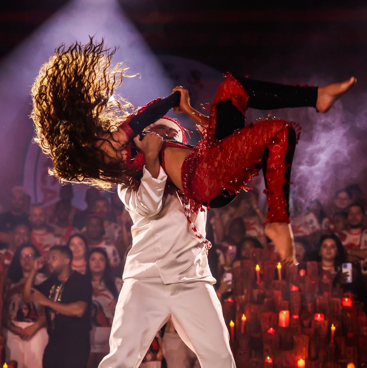 choquei's tweet photo. 🚨VEJA: Anitta em novas fotos durante a sua coroação como Rainha da Grande Rio. https://t.co/ES5iUDcK8I