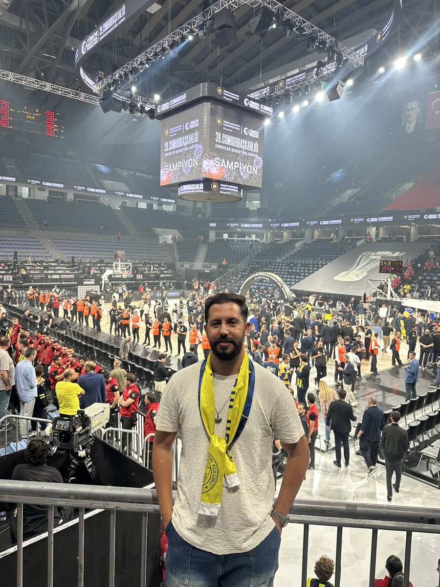 Fenerlibatu0's tweet photo. Şampiyonnnn 🏀🏀🏀🏀 https://t.co/vu25TBYtRk