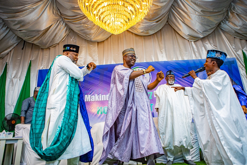 seyimakinde's tweet photo. I also said that the forthcoming election is between Nigerians and the APC, and that this calls for a united effort to change the status quo so that we can have a Nigeria that works for everyone, not just a select few. https://t.co/nvM8IKrR97
