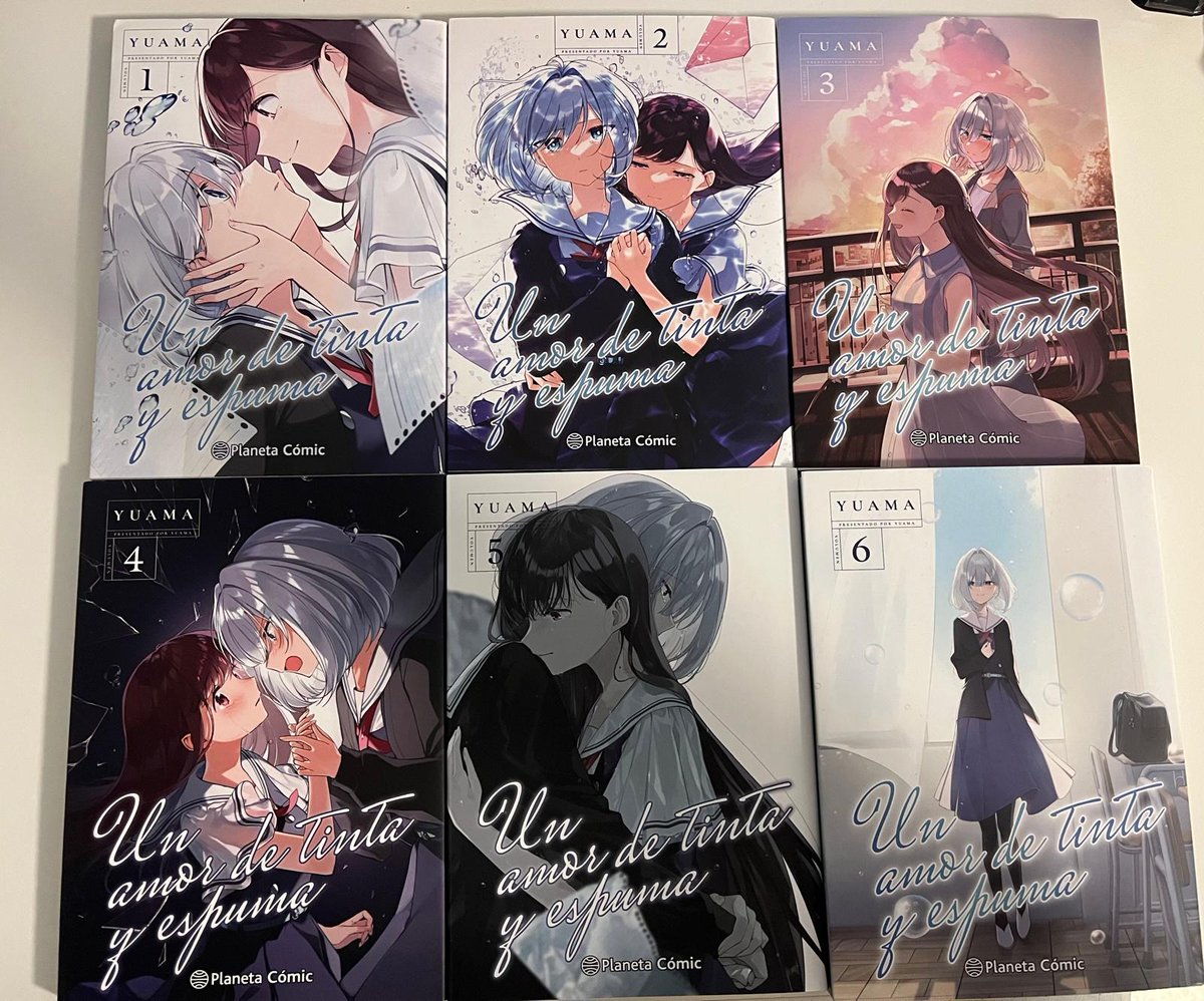 Chii_reader's tweet photo. 6 Portadas que, cuentan en silencio la evolución de su relación: desde que se encuentran hasta  que una de ellas solo existe en el recuerdo de la otra.
A medida que avanza la enfermedad de Kaori, los colores de las portadas se vuelven cada vez más apagados, fríos y melancólicos. https://t.co/eh17mleFDz