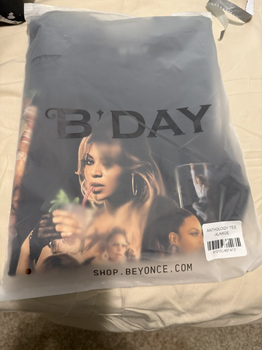 aliensgroove's tweet photo. LAWD THEY GOT BDAY MERCH IN BDAY BAGS !!!!!! LOOK AT THE QUALITY OF THIS MERCH !!!!!!! THIS IS WHY I DON’T HESITATE TO DROP $75 ON A SHIRT OF HERS. THE QUALITY IS UNBELIEVABLE. https://t.co/mbnhtVc0jd