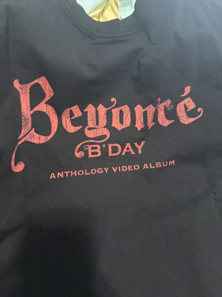 aliensgroove's tweet photo. LAWD THEY GOT BDAY MERCH IN BDAY BAGS !!!!!! LOOK AT THE QUALITY OF THIS MERCH !!!!!!! THIS IS WHY I DON’T HESITATE TO DROP $75 ON A SHIRT OF HERS. THE QUALITY IS UNBELIEVABLE. https://t.co/mbnhtVc0jd