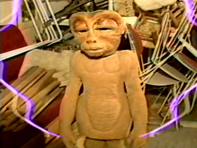 drivelexandria's tweet photo. Homoti (1987)
• Turquia, Fantasia/Aventura/Sci-fi/Comédia
• Dir: Müjdat Gezen
(legendado em pt-br, en)

Um fotógrafo de de OVNIs, sua mãe, seu vizinho gay, e outros amigos, tentam ajudar um extraterrestre queer a voltar para seu planeta de origem. https://t.co/1qjYJBMsMz