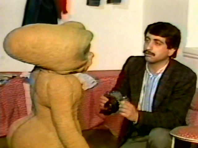 drivelexandria's tweet photo. Homoti (1987)
• Turquia, Fantasia/Aventura/Sci-fi/Comédia
• Dir: Müjdat Gezen
(legendado em pt-br, en)

Um fotógrafo de de OVNIs, sua mãe, seu vizinho gay, e outros amigos, tentam ajudar um extraterrestre queer a voltar para seu planeta de origem. https://t.co/1qjYJBMsMz