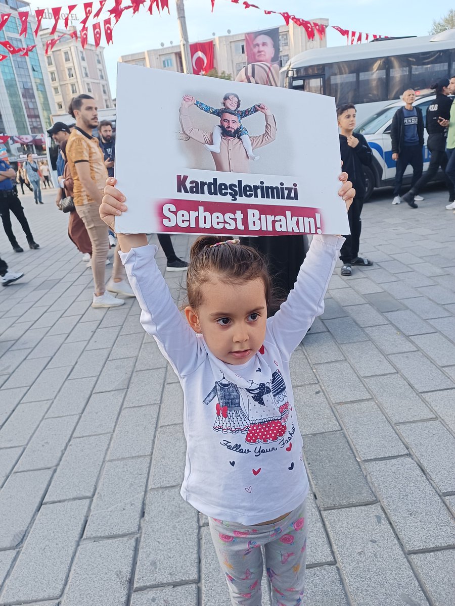 BeyzaGvenmz3's tweet photo. Saraçhane 'ye ulaşamadan Fatih Camiide namaz çıkışı tutuklanan dört kişiden biri de tatlı Ebrar'ımızın babası 
O da basın açıklamasına katılamadan 2911'i ihlal etme(!)yi başaranlardan 
Bir kez daha ZULMÜNÜZE LANET OLSUN diyorum 
İnsanlardan günlerini ,aylarını ,yıllarını sudan sebeplerle çalan hepiniz bu çocuğun ahından nasıl kırtulacaksınız
#YargıEliyleZulüm
MahpusAilelerine Zulüm
AkpDönemi ZulümDönemi