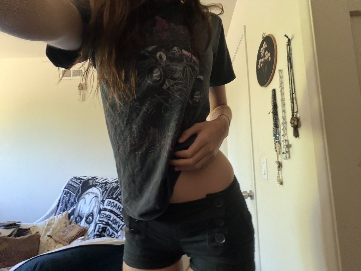 LunaRm00n5's tweet photo. idk https://t.co/c1XjPGiNjC