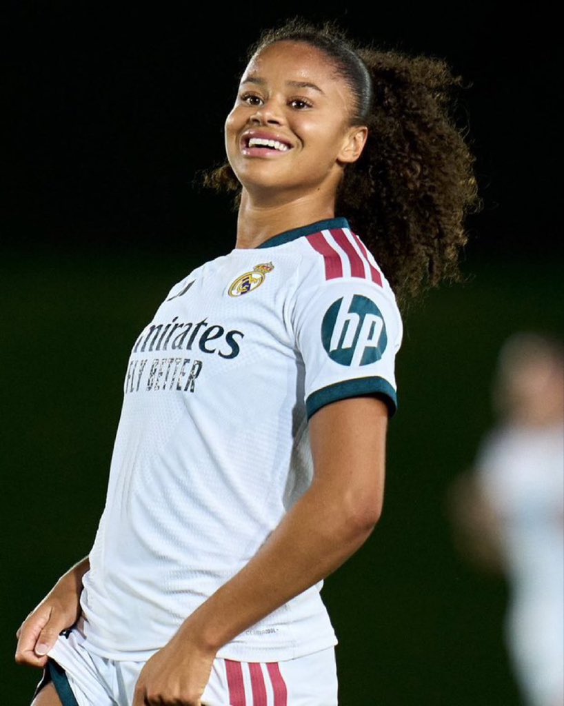 imbrakoby's tweet photo. This is the most beautiful female footballer in the world https://t.co/tIS37tdtPW