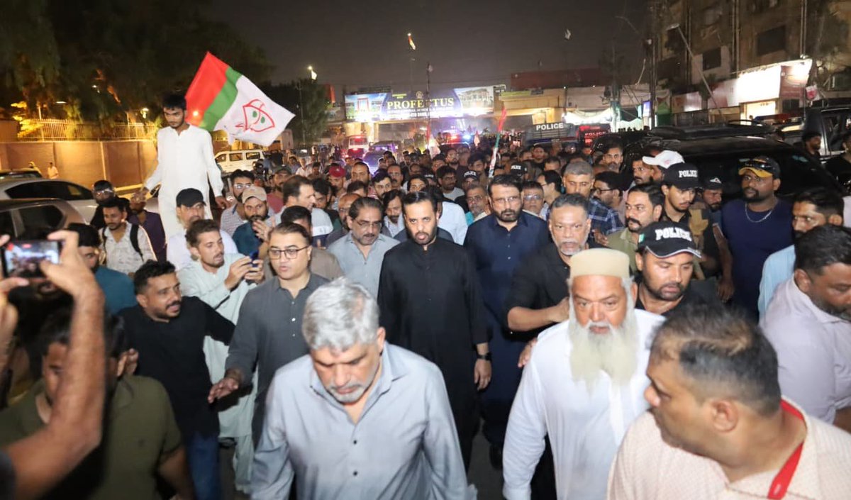 Najmmirza's tweet photo. نئے انتظامی یونٹس کے قیام کے حوالے سے فیڈرل بی ایریا میں منعقدہ یوتھ کنونشن میں ہزاروں نوجوانوں سے سید مصطفیٰ کمال کا خطاب۔
@KamalMQM
@allaboutmqm
#NajamMirza #PS94 #Sindh #MQMPakistan
#انتظامی_یونٹس_تو_بنکر_رہیگا https://t.co/WGaiF3fxcn