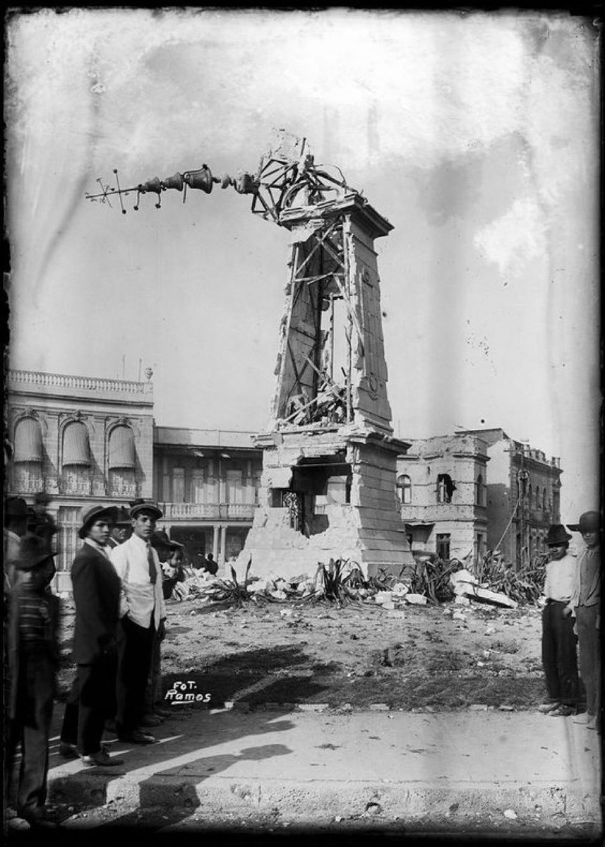 OscarBlancoCdmx's tweet photo. #EraOtroMexico El Reloj Chino en Bucareli después de los bombardeos durante la Decena Trágica en febrero de 1913 #CDMX https://t.co/JaCIcnMAyR
