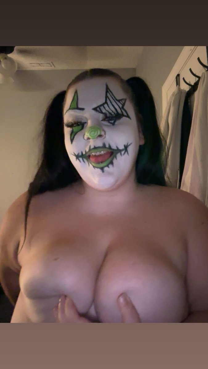 madison2hated's tweet photo. happy titty tuesday from your favorite clown 💚🖤

#bbw #clown #makeup #biggirl #chubby #spicy #freethenip #bigbutt #tittytuesday https://t.co/wypmyCebpK