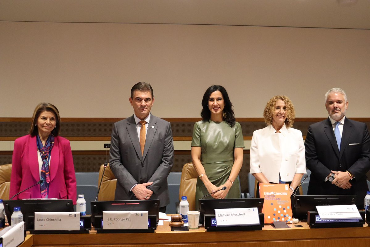 IvanDuque's tweet photo. Una de las discusiones centrales del informe “Rupturas y oportunidades” de la @cepal_onu , que copresidí junto a @mbachelet , fue la necesidad de que América Latina y el Caribe construya una línea estratégica propia en términos geopolíticos, sin que nuestras decisiones regionales sean dictadas unilateralmente.

Para lograrlo, necesitamos una agenda de innovación institucional que fortalezca la democracia y el desarrollo, preserve las libertades y los derechos, y permita anticipar riesgos y entregar resultados.

Estos fueron algunos de los temas que abordamos hoy en Nueva York, en la Cuarta Conferencia CAF-PNUD sobre Gobernanza para el Desarrollo: “Instituciones Democráticas para el Futuro: gobernar la complejidad y renovar la confianza”.