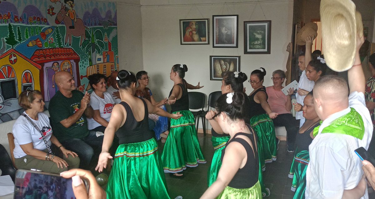 GHNordelo5's tweet photo. Visitamos el proyecto "Con Amor y Esperanza", en Pinar del Río, y entregamos una donación de los #CDRCuba a esos artistas muy especiales que derrochan amor en cada obra. #Cuba #TumbaElBloqueo #66AñosCDR https://t.co/Ac7TFc2gLq