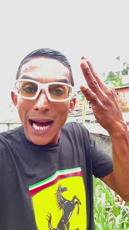 odeiofiniazedo's tweet photo. Sabe a diferença da mosca pra abelha? A mosca só vive na merda e a abelha fabrica o mel. E você, só quer mamão só quer mel? Acha que é fácil fabricar papel? Só quer presente só quer Noel? Acha que é fácil fabricar o mel? Acredita em papai noel? Vai na luta se quiser troféu. https://t.co/cHylm4KY3k