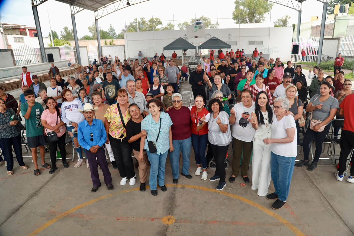 danisotto's tweet photo. Hoy estuvimos en la colonia 8 de Septiembre, en nuestro Distrito 4, acompañando a la Sra. Marisol Rosso en la entrega de #ApoyosDeCorazón. 🫶🏻

Se entregaron apoyos alimentarios y placas dentales, acciones que representan bienestar y un respaldo para las familias de nuestra comunidad.

Felicidades y enhorabuena a la Presidenta Marisol Rosso y a todo el equipo de DIF ESTATAL DURANGO, por seguir llevando estos apoyos a quienes más lo necesitan. ❤️

¡Cuando se trabaja por nuestra gente, los resultados se sienten! 🫰🏻✨