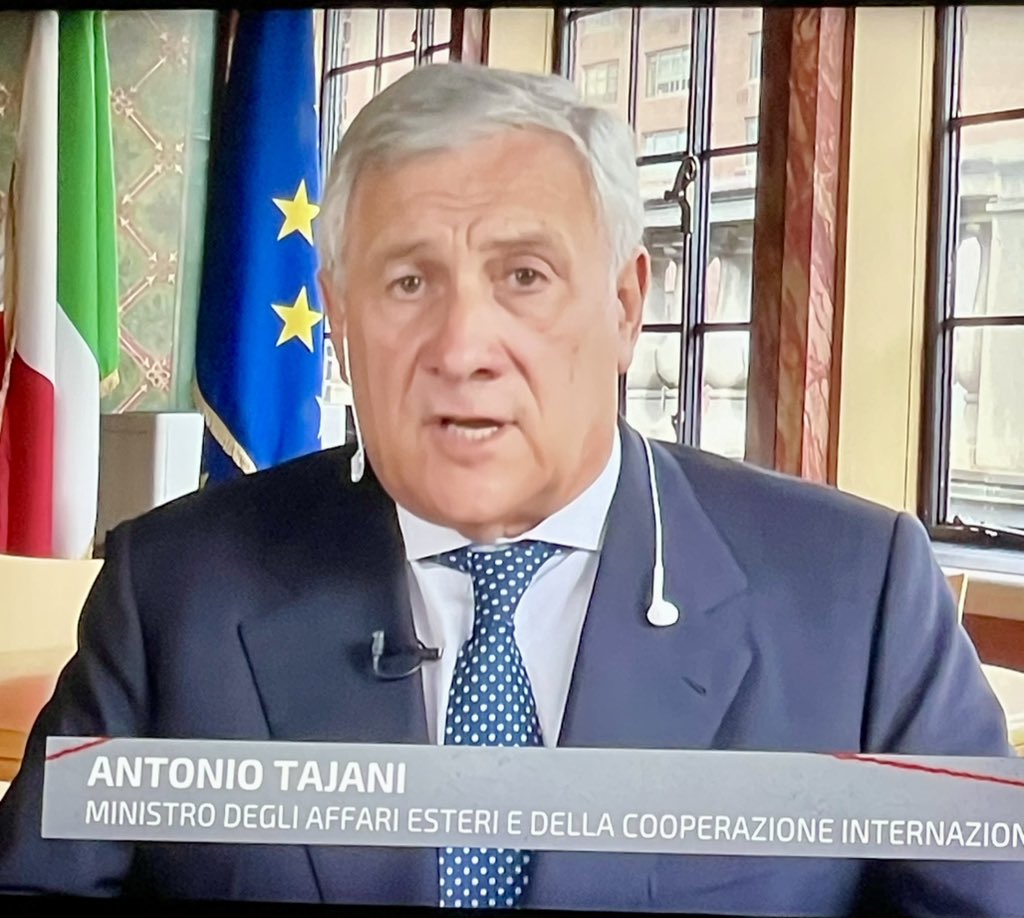 GiovaQuez's tweet photo. Trump ha bandito alcuni giornalisti dalla Casa Bianca, che ne pensa?
“È una libera scelta, ognuno fa quel che vuole a casa sua”.

Trump ha invitato i Paesi membri a lasciare la CPI, che ne pensa?
“Ogni Paese è libero di fare come meglio crede”.

Un Tajani irrefrenabile, pungente. https://t.co/76P9prqt66