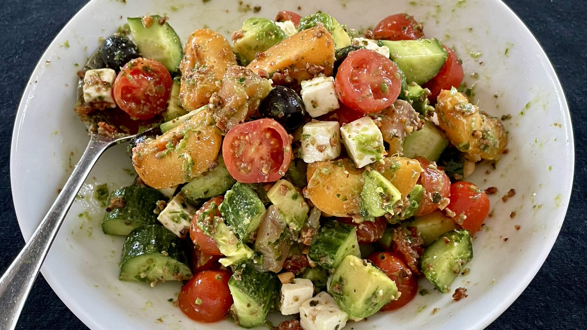 PansyKoelewyn's tweet photo. Hoy comí una ensalada fresca con aguacate, tomate cherry y queso fresco, ligera y deliciosa. https://t.co/dBGC7LjpcX