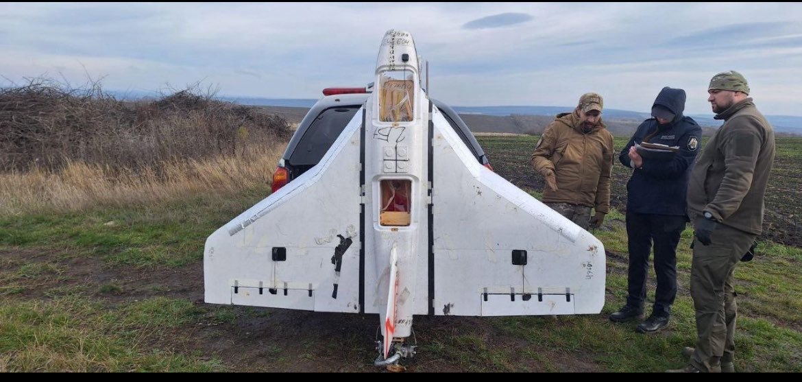MoldovaPulse's tweet photo. 🚨 Moldova sub tensiune: survolări ilegale ale spa��iului aerian raportate în Orhei și Călărași, plus o explozie cu fragmente de dronă lângă Colonița. Sandu a convocat Consiliul Suprem de Securitate.

#Moldova #Securitate https://t.co/z3zLItXSGp