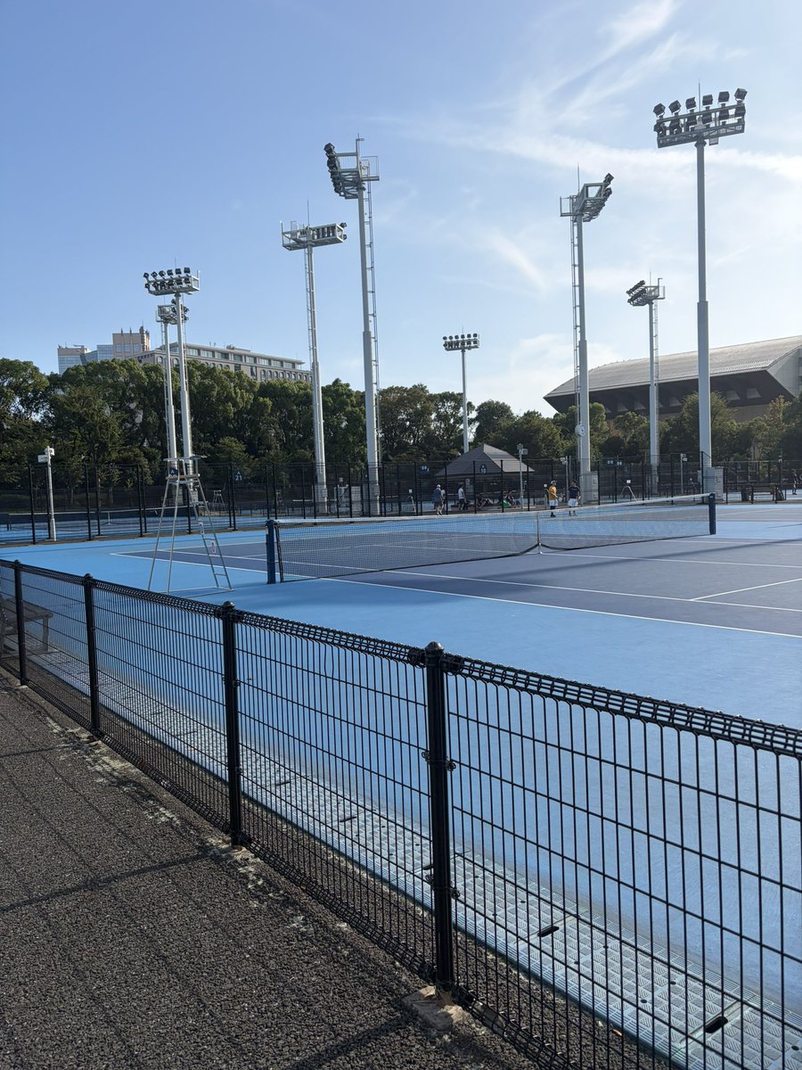 Gako_kPr's tweet photo. そう言えば先日、中央区の区民大会ダブルスに出てきました！
予選だけどオープンだから1勝を目標にしてたけど決勝まで行けた！
手首痛いからサーブは全部アンダーで🙌
エントリー費用がペアで1000円でびっくりした◎ https://t.co/hHLnTOKttq