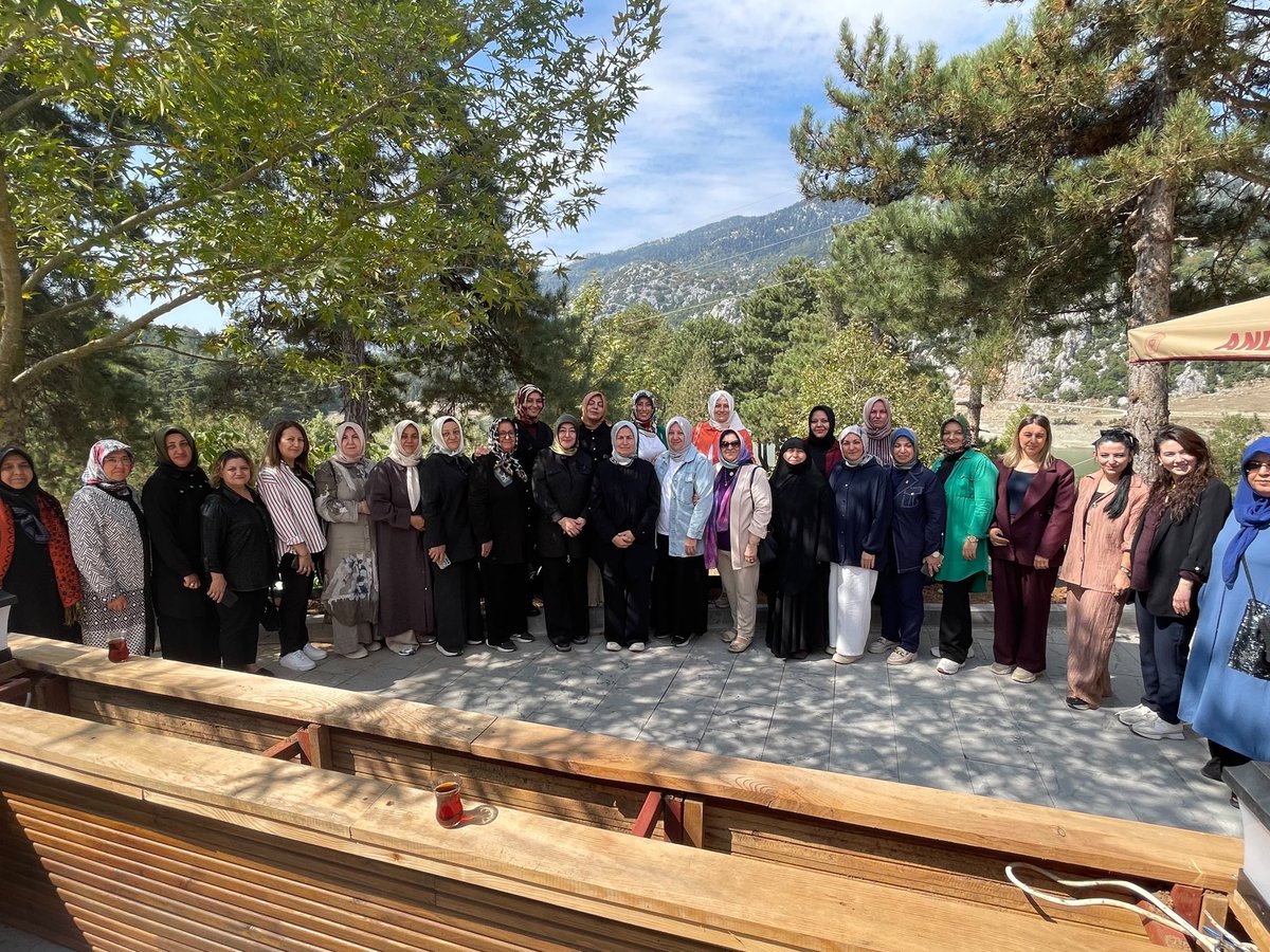 akkadinmaras's tweet photo. AK Parti Kahramanmaraş Kadın Kolları olarak toplantımızı Andırın ilçemizde, Andırın teşkilatımızla birlikte gerçekleştirdik.
Toplantımızın ardından yönetimimizle birlikte Andırın’ımızın farklı bölgelerini ziyaret ederek,ilçemizin güzelliklerini yerinde gördük. https://t.co/ubKdcrrm08