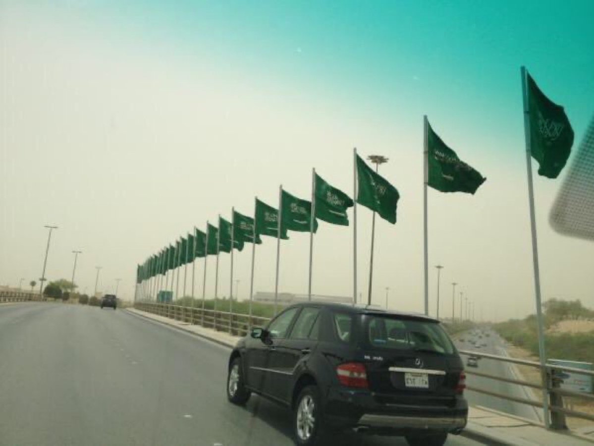 ben_aon's tweet photo. #اليوم_الوطني_السعودي_٩٦

قدام لايخفق علمنا كل ماهب النسيم

يخفق بحبك ياوطن في داخلي ( قلبٍ خضر )     
  
💚  💚  💚 💚💚 https://t.co/QR56FhcfUg
