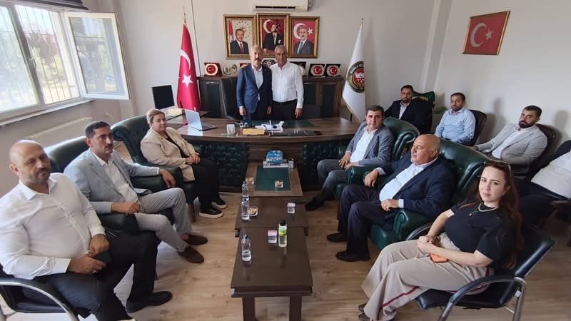 avfatmagulcalim's tweet photo. 📍 Kumlu

Milletvekilimiz Sn.Kemal KARAHAN, İl Başkanımız Sn.Mustafa ERDOĞAN ve teşkilatımızla birlikte Kumlu Belediye Başkanımız Sn.İbrahim PAÇ’ı ziyaret ettik.

Kumlu’muza kazandırdığı hizmetler ve özverili çalışmaları için Belediye Başkanımız Sn.İbrahim PAÇ’a teşekkür ediyoruz.