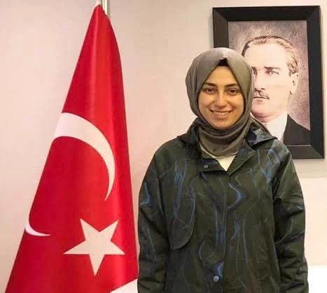 _BurcuUgur_'s tweet photo. Üsküdar'da başkan vekilliği seçimi öncesi tutuklanan 
CHP Üsküdar Meclis Üyesi Amine Cansu Çelik, ev hapsi 
kararıyla tahliye edildi. 
Çocuğuna kavuştu...

@AmineCansuKaba #üsküdar https://t.co/NpiS9UvqzJ