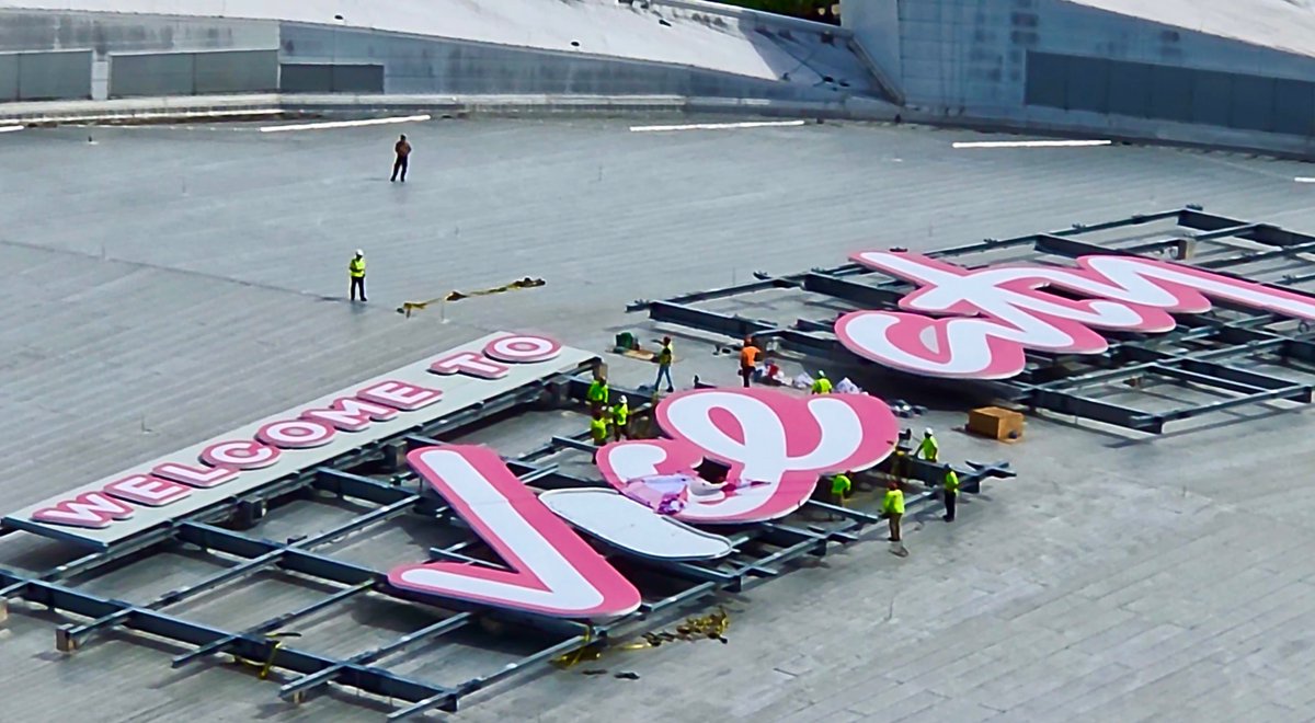 GTAVI_Countdown's tweet photo. A closer look at the “Welcome to Vice City” sign on the roof of Kaseya Center in Miami, which cost Rockstar Games nearly $1 million.

(via @volvoshine) https://t.co/goiBuEYdWP