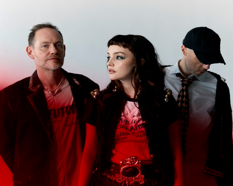 tecoapple's tweet photo. 🎧 CHVRCHES retorna com “Roses”, primeiro single em cinco anos.

🔗 https://t.co/CNKNwNKBcS https://t.co/RBJr0cylrd