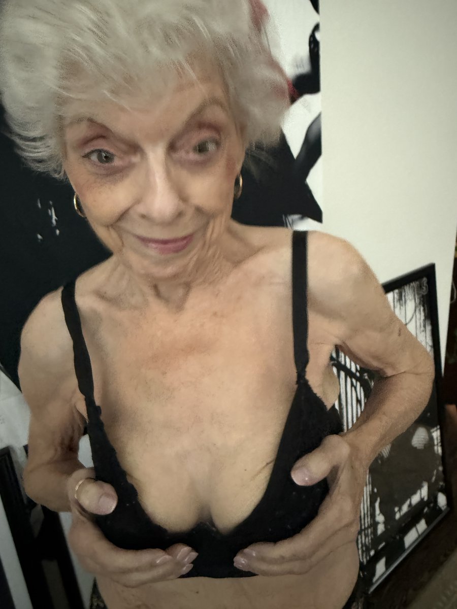 Nazmiyexezd's tweet photo. I absolutely love dad bods, but do men love midget bods like me the same way? https://t.co/fuOGFYMDj9