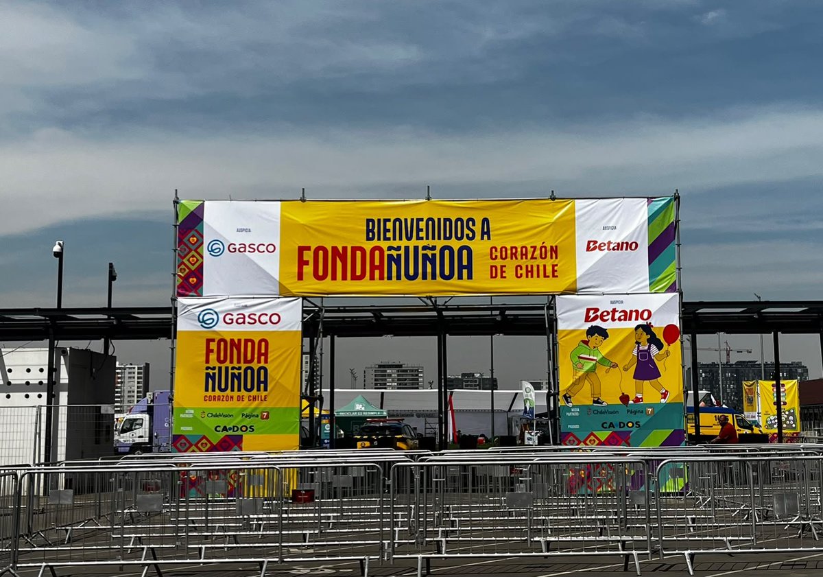 gonzalowinter's tweet photo. Este fin de semana me encontré con esta publicidad de Betano en los carteles oficiales de la Fonda de Ñuñoa.

Las casas de apuestas online no son un auspiciador cualquiera. Son plataformas que buscan instalar las apuestas como una actividad cotidiana, especialmente entre jóvenes, y que han debido enfrentar cuestionamientos legales y medidas para impedir que continúen operando mediante sitios espejo.

Por eso, es una señal preocupante que su publicidad termine integrada a actividades financiadas u organizadas desde instituciones públicas. Cuando el Estado busca limitar estas plataformas, sus instituciones no deberían contribuir a normalizar su presencia.

Hemos oficiado a la municipalidad de Ñuñoa para que informe cuánto pagó Betano por este auspicio, bajo qué condiciones se acordó y qué antecedentes se tuvieron a la vista para incorporarlo a una actividad municipal.