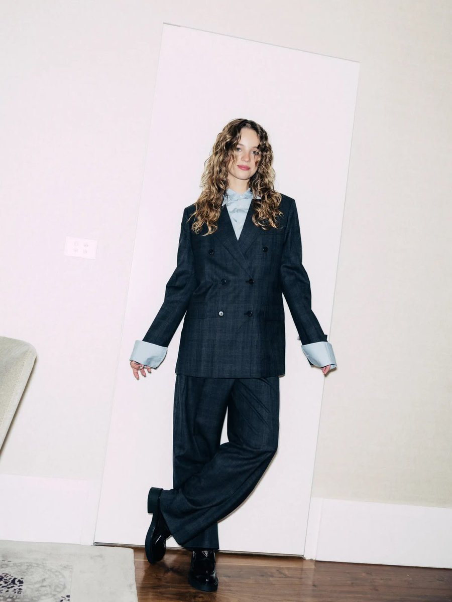 bobragasonbra's tweet photo. 🚨 MEEEEEU DEUS! EU TO PASSANDO MAL! Bo Bragason IMPECÁVEL de perfeita para a Prada &amp; British Vogue. 🔥🩶 https://t.co/tagqWiiP3Q