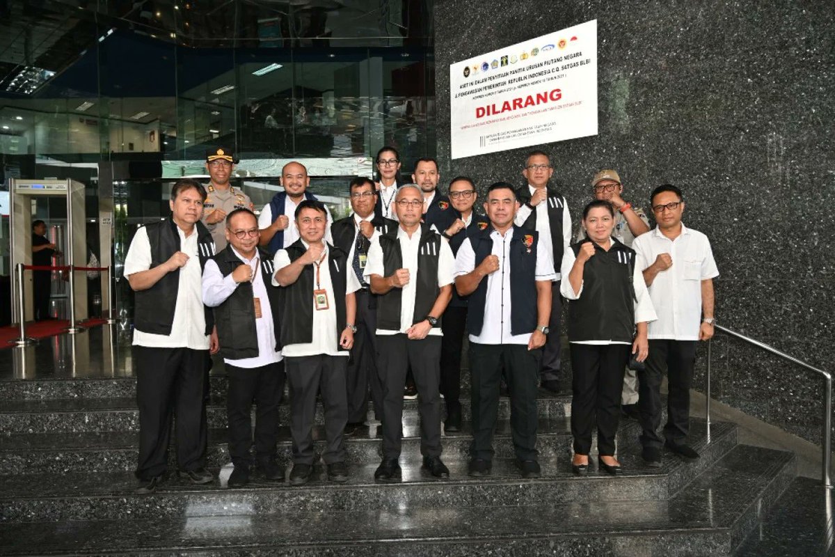Ldyheart's tweet photo. Mahfud MD's BLBI Task Force Disbands, Here's How the Ministry of Finance Is Pursuing State Assets from Defaulters

The Ministry of Finance will continue to pursue BLBI-related assets even though the BLBI Task Force has been disbanded, with an active collection strategy including asset seizure. The government is involving law enforcement officials and other institutions to follow up on BLBI assets, as well as to mark assets to clarify the status of obligations to the state. Handling of state receivables following the dissolution of the BLBI Task Force is carried out through the Ministry of Finance's structures, including the State Receivables Affairs Committee (PUPN), in accordance with Government Regulation Number 4 of 2024.
https://t.co/ogOUCXJ5B8